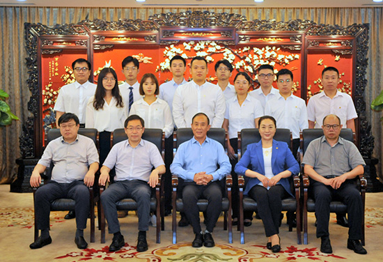 后浪勇于乘风破浪，，，，英才争入领军熔炉